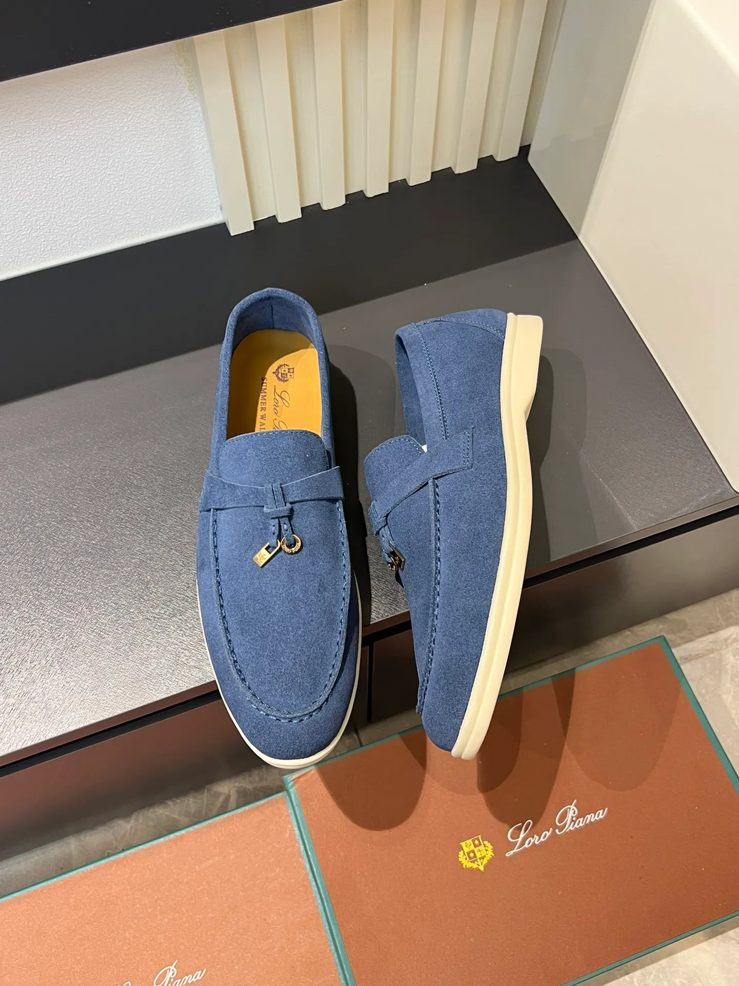 Men's shoes 💰p360 "Loro men's shoes 💰pian'*" Classic L men's shoes for couples 💰p Top version British flat loafers, a must-have item in old money style, the minimalist design is eye-catching and durable, a plus point for dressing The soft foot feel and texture are outstanding. They don’t scratch your feet and are very nice. They are matched with soft and waxy soles. They can be worn daily for a long time without getting tired. They are easy to wear, versatile and classic items, with perfect foot feel and texture! Imported cashmere fabric, the lining is made of imported A-grade water-dyed cow lining, the top version of the genuine leather midsole is sewn with pure handmade mark thread! Size: Female 35-40 (34. Customized) Male 38-44 (45.46. Customized)